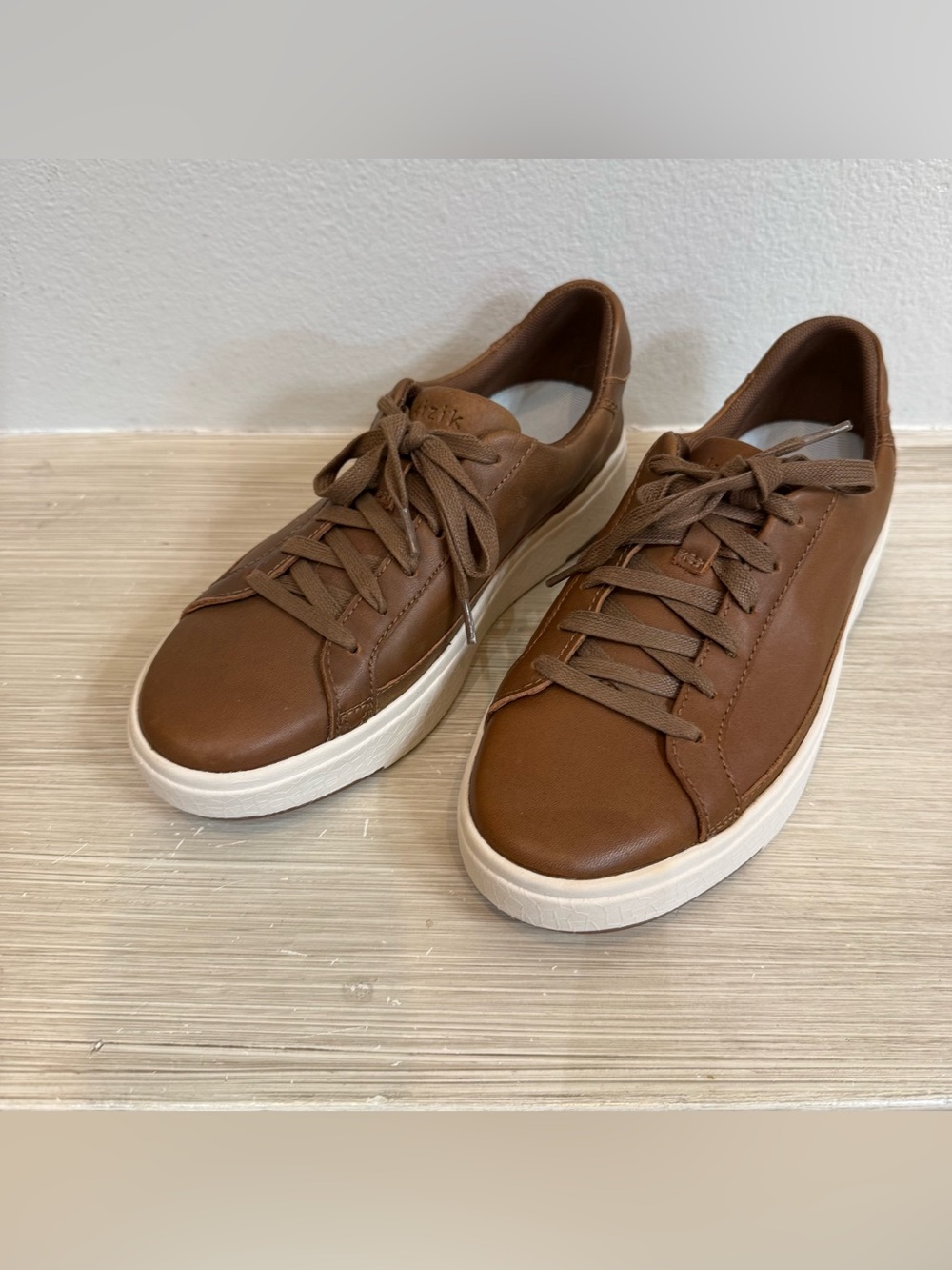 Kizik Men's Brown Leather Office Siren  Low-profile preppy Sneakers size 5.5